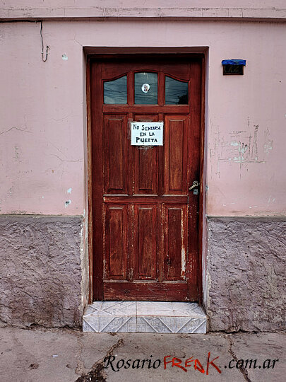 no_sentarse_en_la_puerta-perico_jujuy-202507.jpg