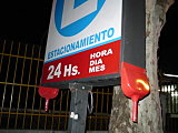 La levantan en pala