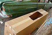 Auto verde y caja